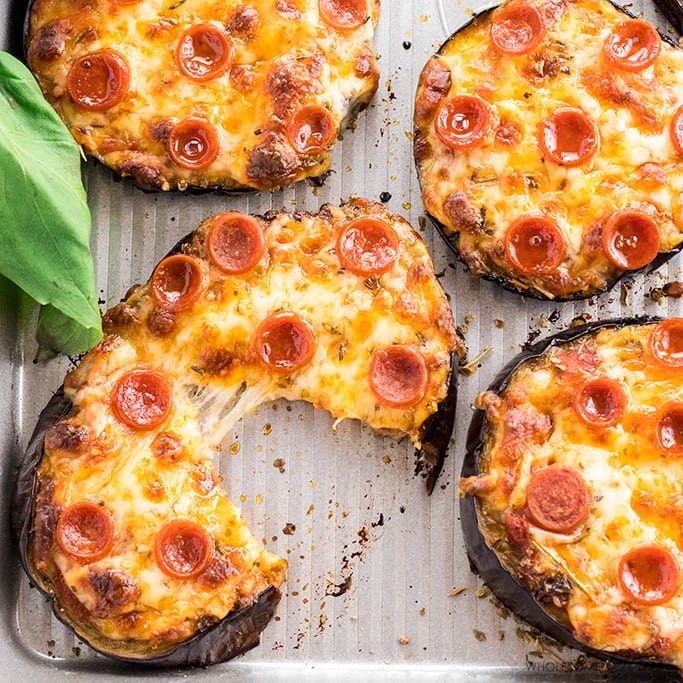 茄子披萨放在平底锅上，可以吃了