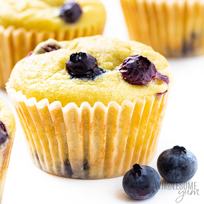 Thislowcarbketococonutflourmuffinsrecipeissimpleanddelicious ! Seehowtomakecoconutflourblueberrymuffinsinjustminutes foreasydesserts,早餐,orsnacks。