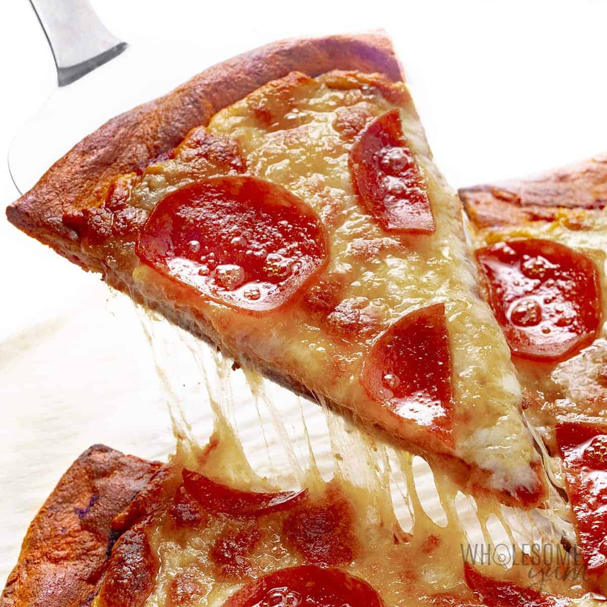 生酮披萨片由傻瓜面团。