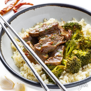 一碗湖南牛肉配花椰菜，花椰菜饭，筷子。