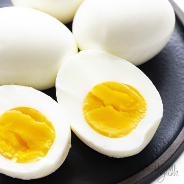 完美的容易剥煮熟的鸡蛋在盘子里。