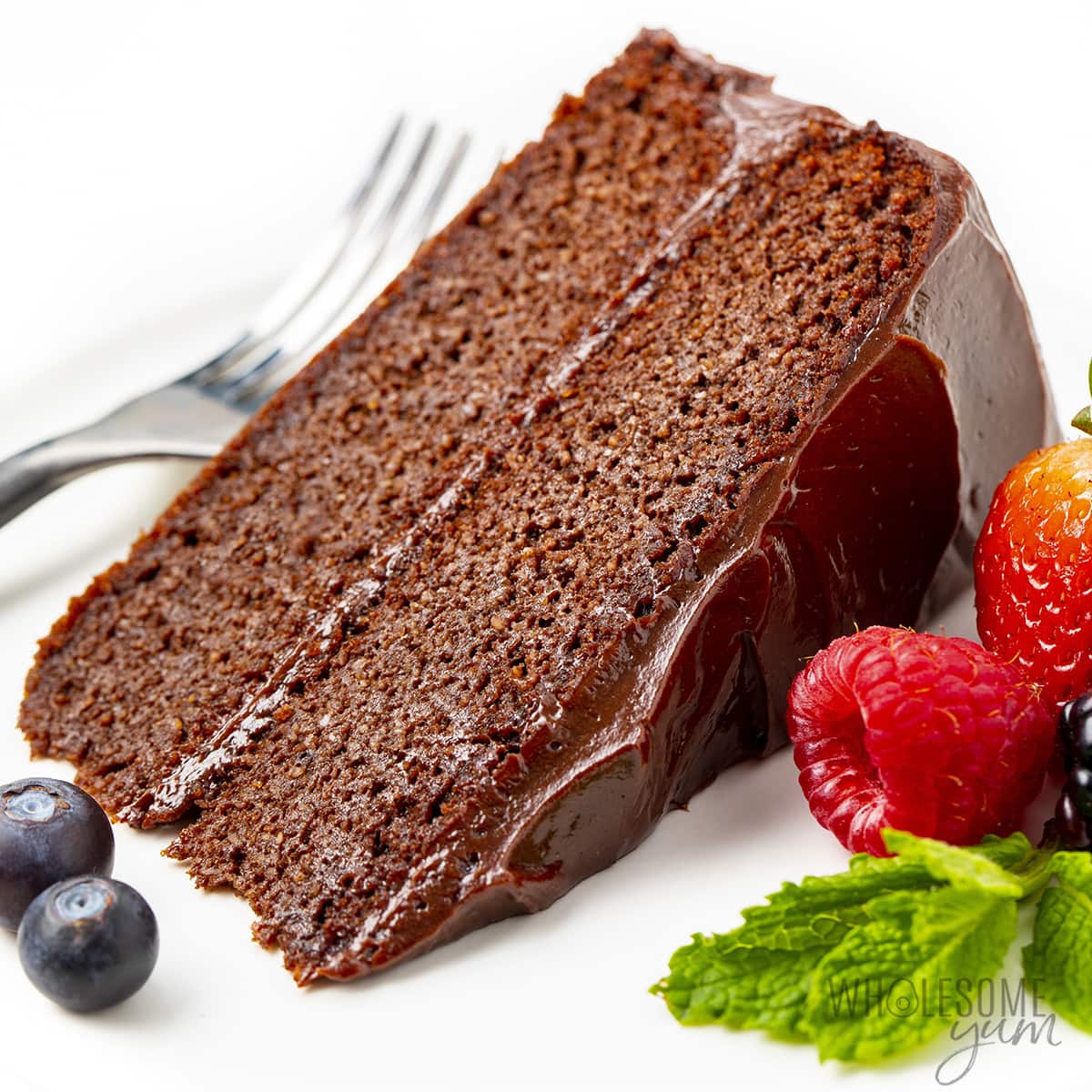 生酮巧克力蛋糕切片，用叉子放在盘子里。