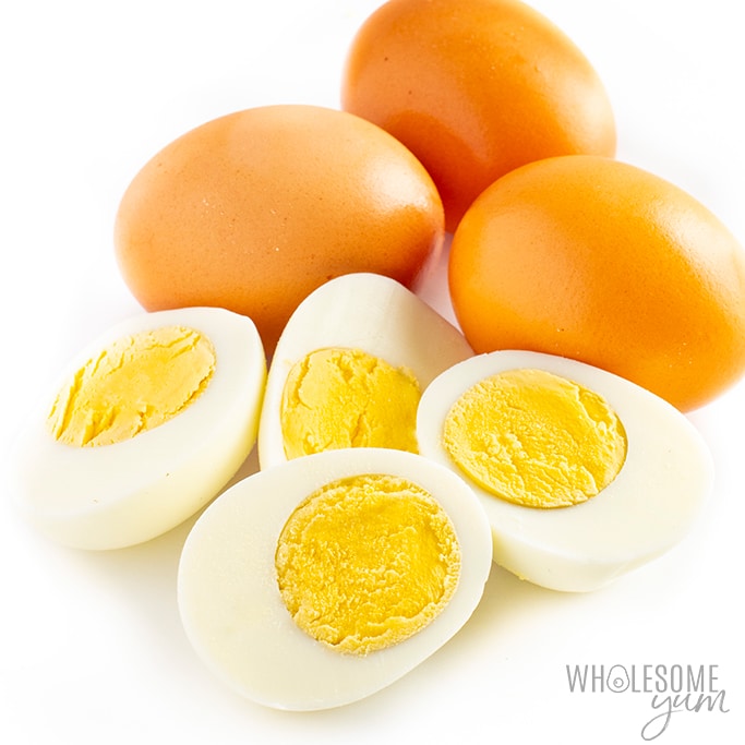 鸡蛋是生酮的吗?这些煮熟的鸡蛋切成两半，后面是棕色的未剥皮的鸡蛋，这就是酮蛋。