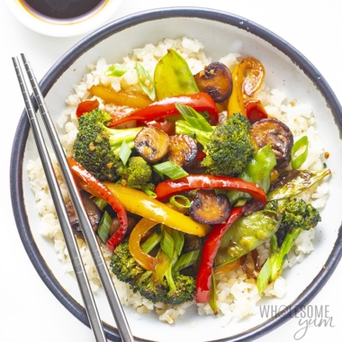 蔬菜炒食谱用筷子在碗里