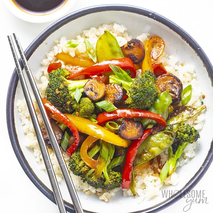 用筷子盛在碗里的蔬菜炒菜食谱