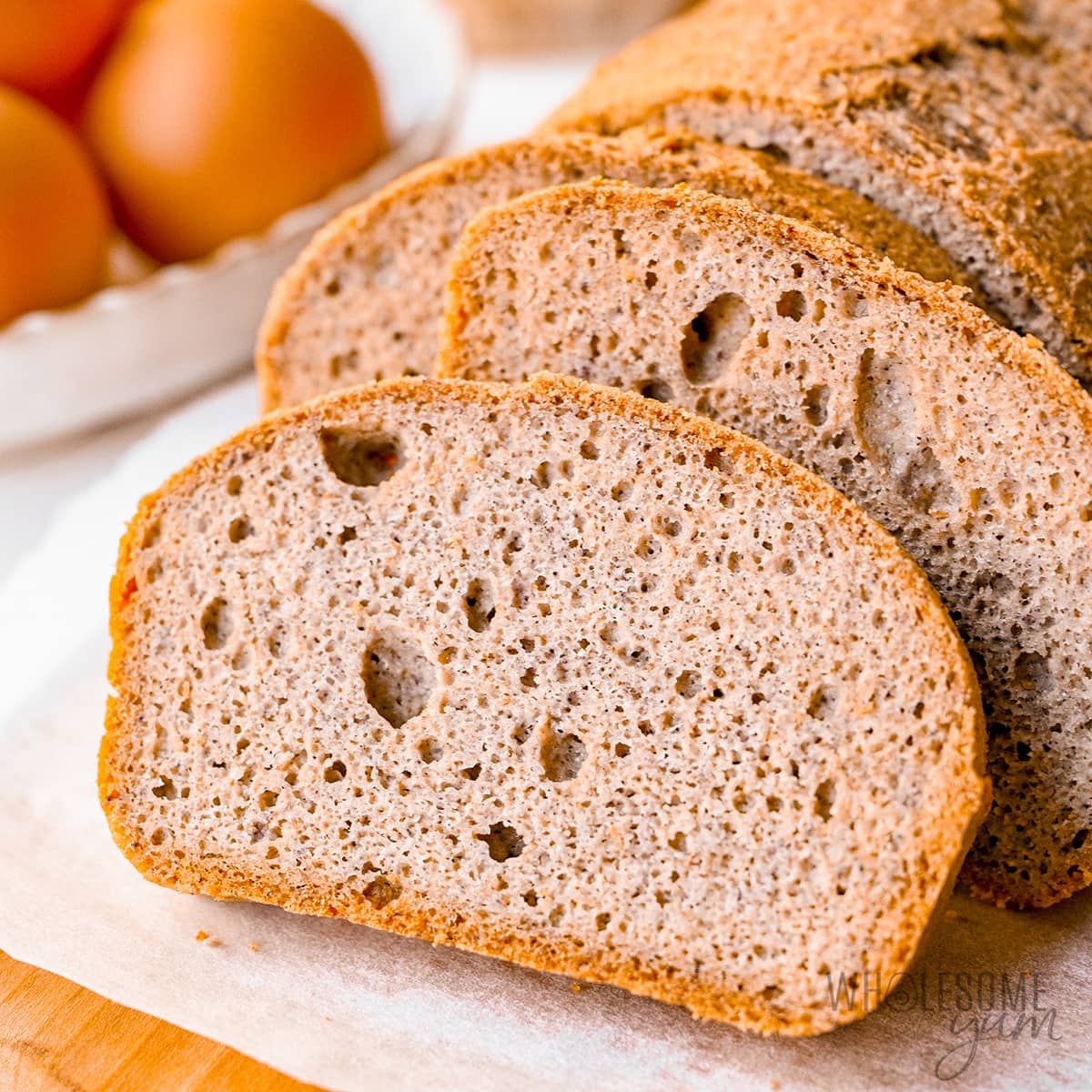 低碳水化合物面包放在砧板上。