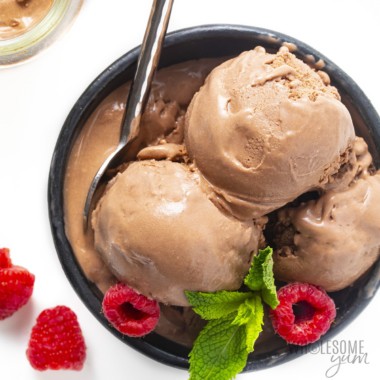 生酮巧克力冰淇淋放在碗里
