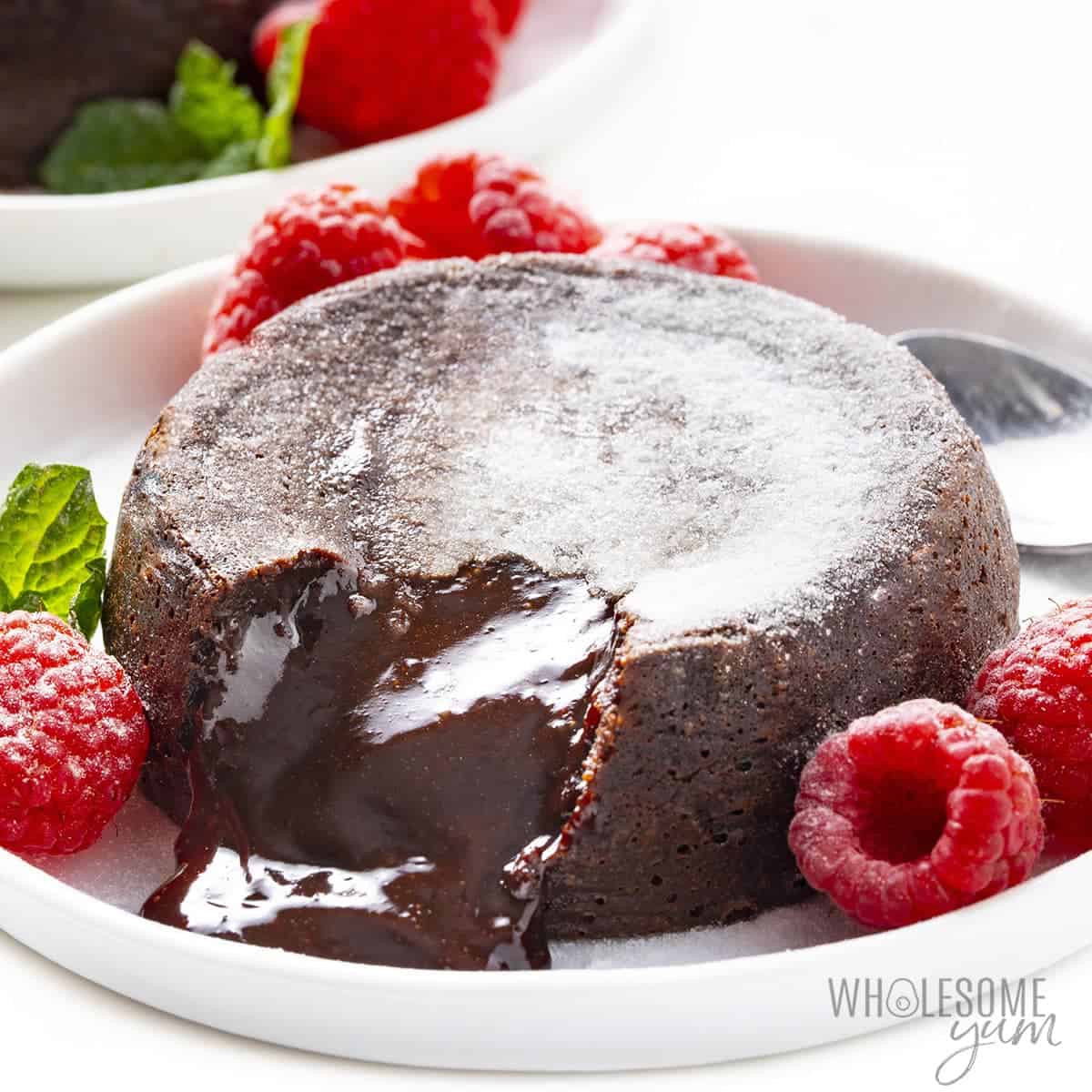 生藤巧克力熔岩蛋糕在盘子里满是覆盆子