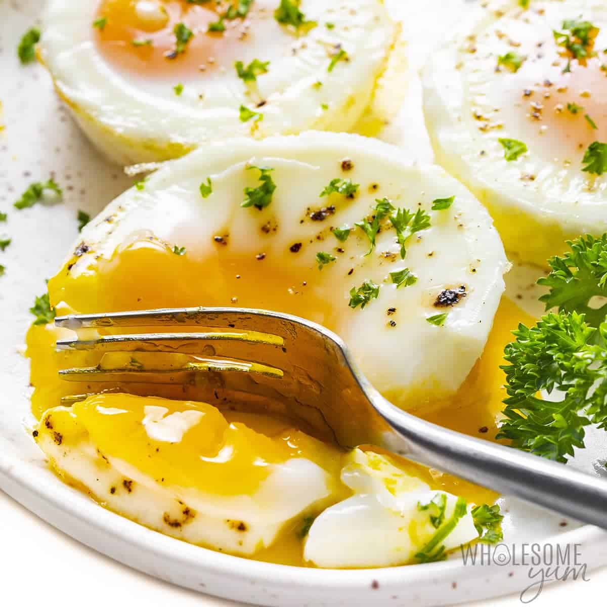 焗蛋，蛋黄松软。