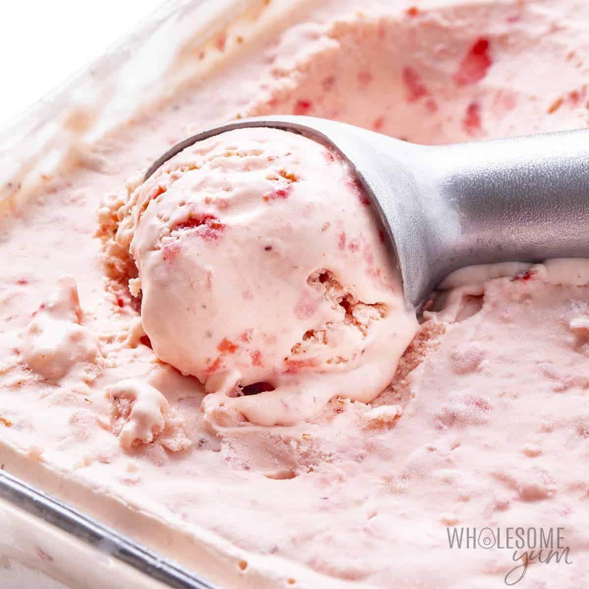 生酮草莓冰淇淋配方勺。