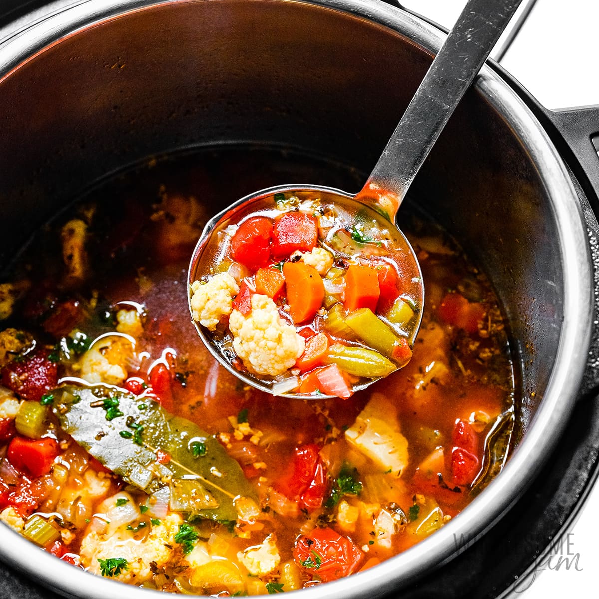 速溶锅蔬菜汤与长柄勺。