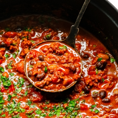 辣椒食谱在锅和长柄勺。